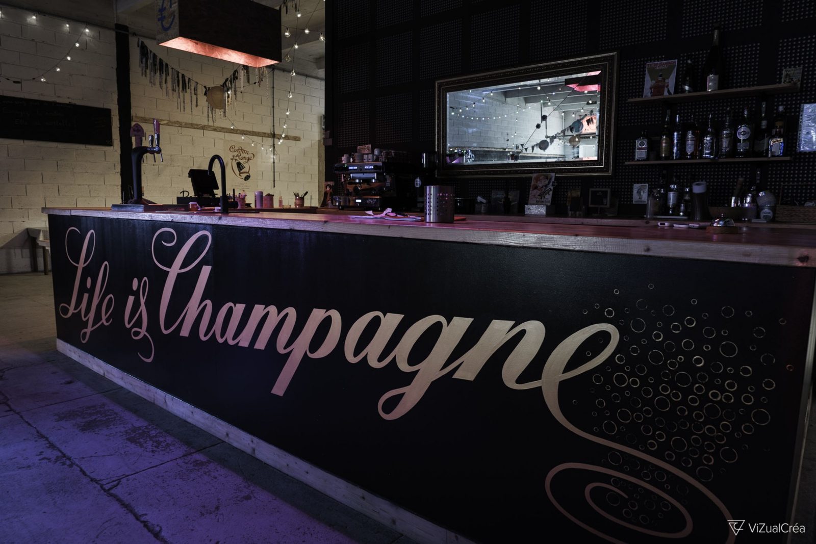 Le bar de La Caravane et son comptoir « Life is Champagne »
