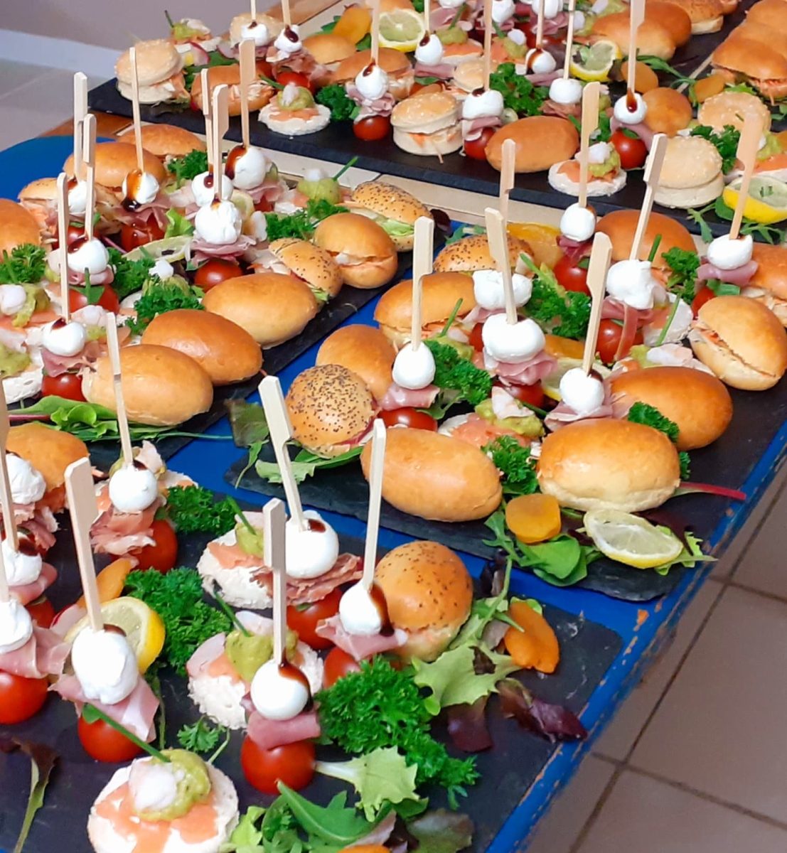 Buffet de petites navettes garnies et de brochettes